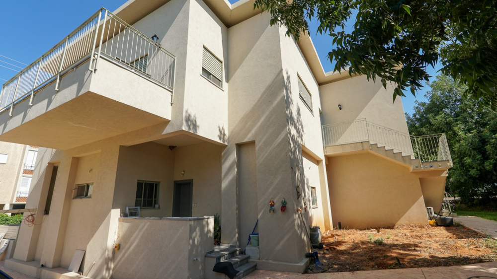 דירת גן 5 חדרים יוקרתית עם יחידת דיור